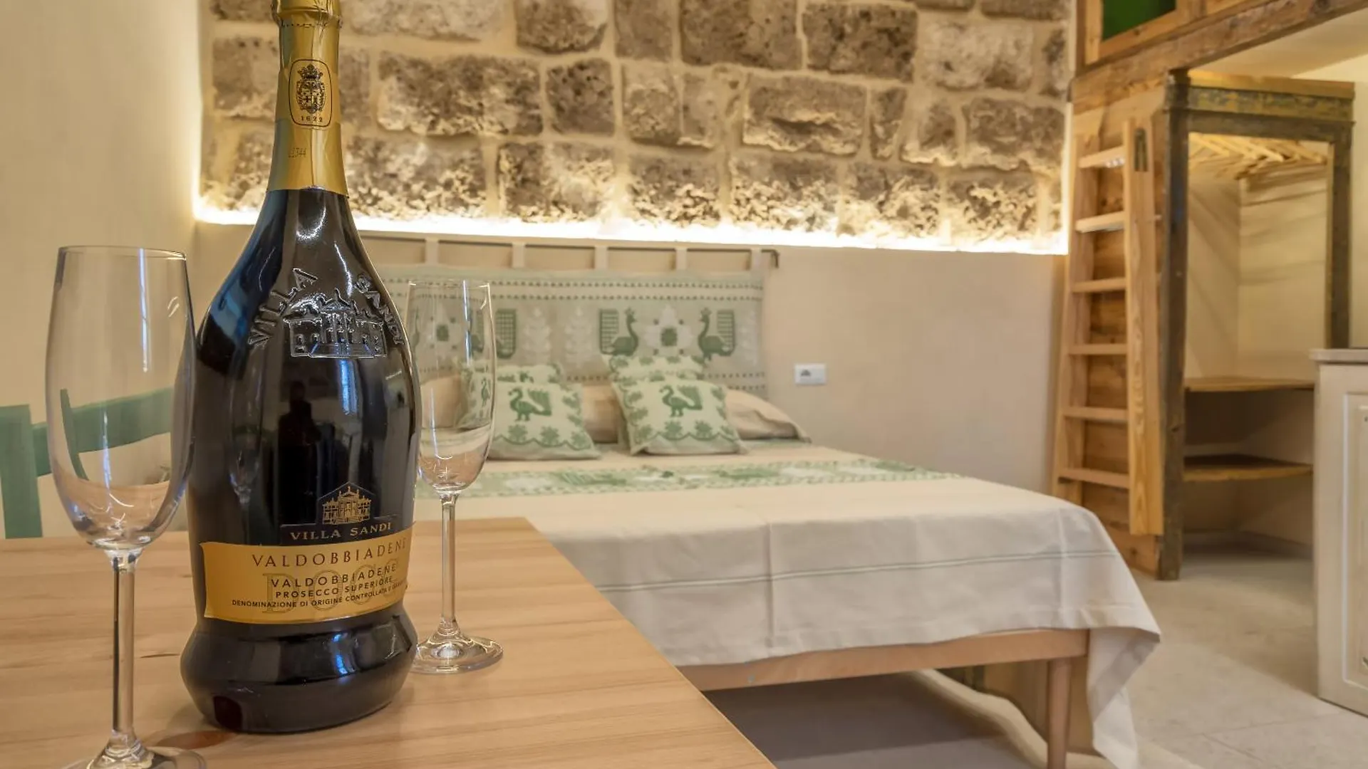 Suite Zaccariaexclusive Suite W Private Entrance location